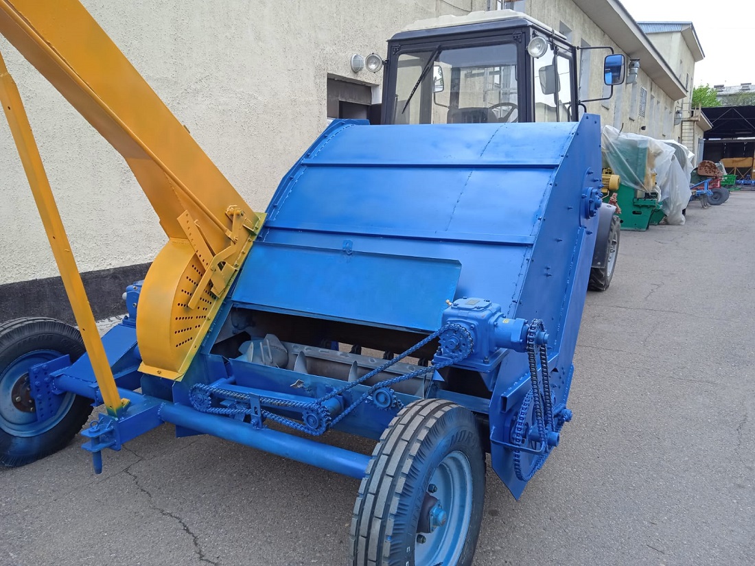 Development of a compact forage harvester equipped with a stem length orienter and rectangular deflector for small farms 